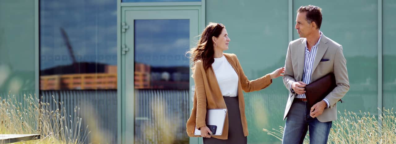 Video of people sitting in a dining area.